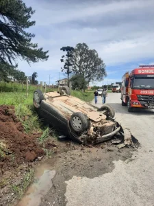 Motorista fica ferido em saída da pista, no município de Palmeira