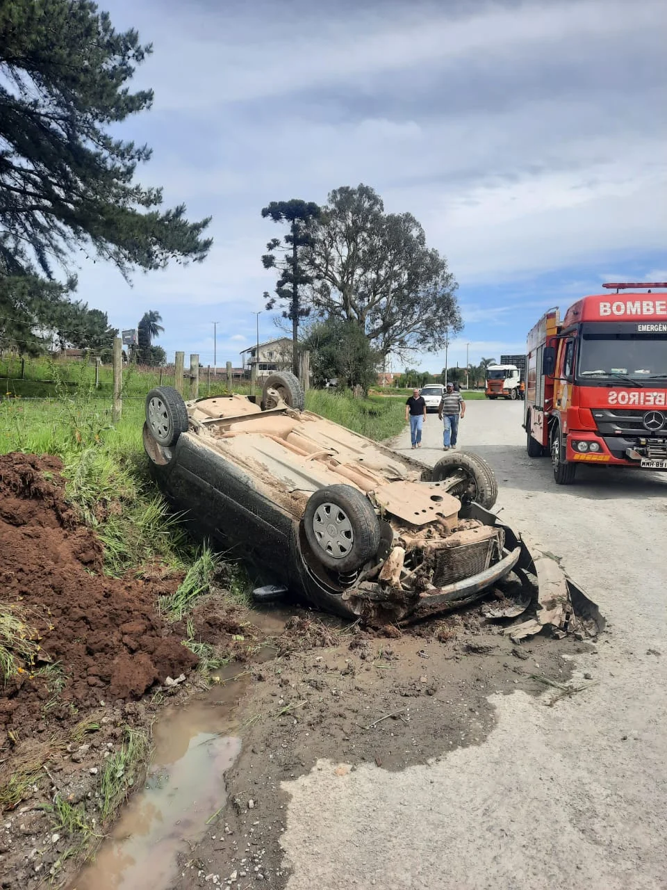 Motorista fica ferido em saída da pista, no município de Palmeira