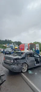 Carro sai da pista e colide em mureta na BR-470, em Rio do Sul. Quatro pessoas ficam feridas