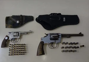 PM apreende armas em residência e conduz morador para a delegacia. Caso aconteceu em Apiúna