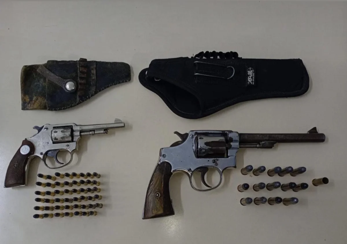 PM apreende armas em residência e conduz morador para a delegacia. Caso aconteceu em Apiúna