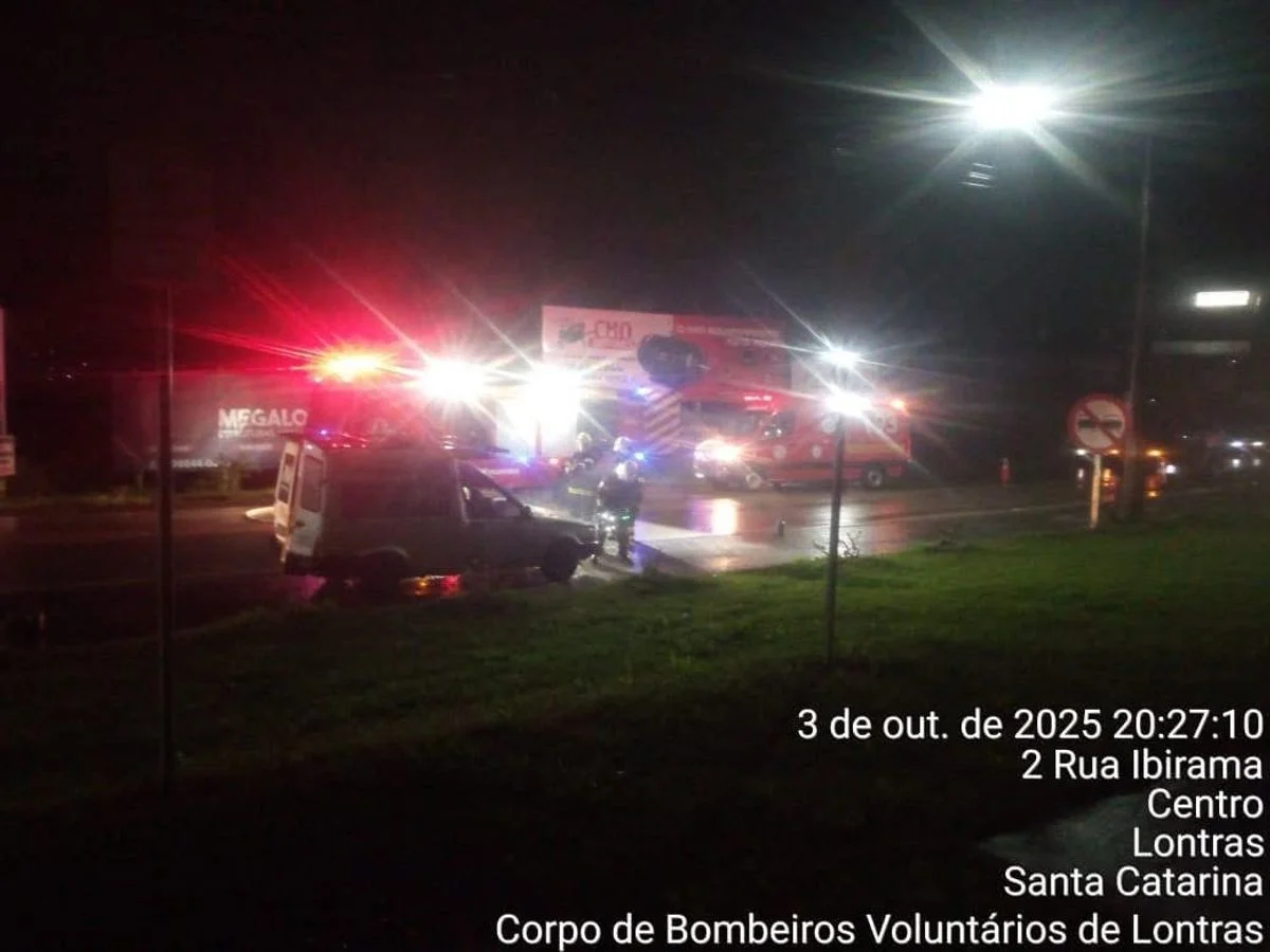 Bombeiros combatem incêndio em veículo na SC-110, em Lontras