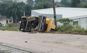 Caminhão guindaste tomba em Ituporanga; motorista sai ileso