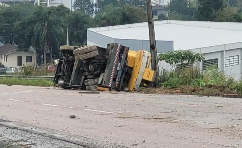 Caminhão guindaste tomba em Ituporanga; motorista sai ileso