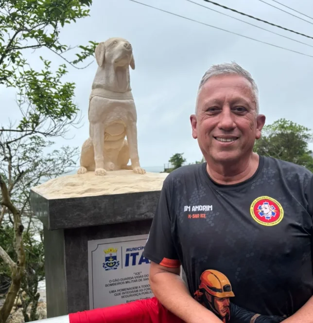 Ice, o primeiro cão guarda-vidas do Brasil, ganha monumento em Itajaí