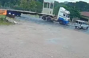Câmera flagra momento em que caminhão atinge carro na BR-280 em Mafra