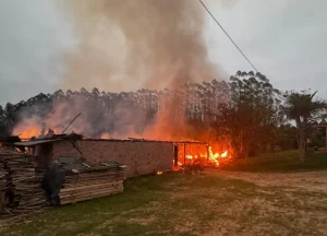 Incêndio destrói estufa de tabaco e equipamentos agrícolas em Vitor Meireles