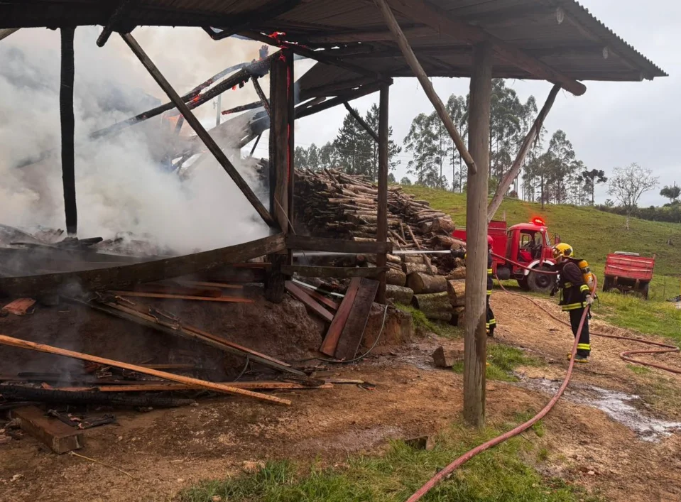 Incêndio destrói estufa de tabaco e equipamentos agrícolas em Vitor Meireles