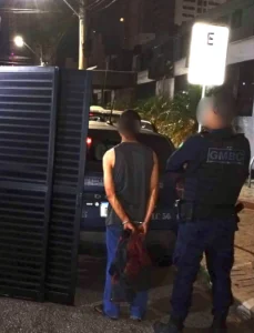 Homem é preso em Balneário Camboriú após furtar portões de alumínio de prédio em construção