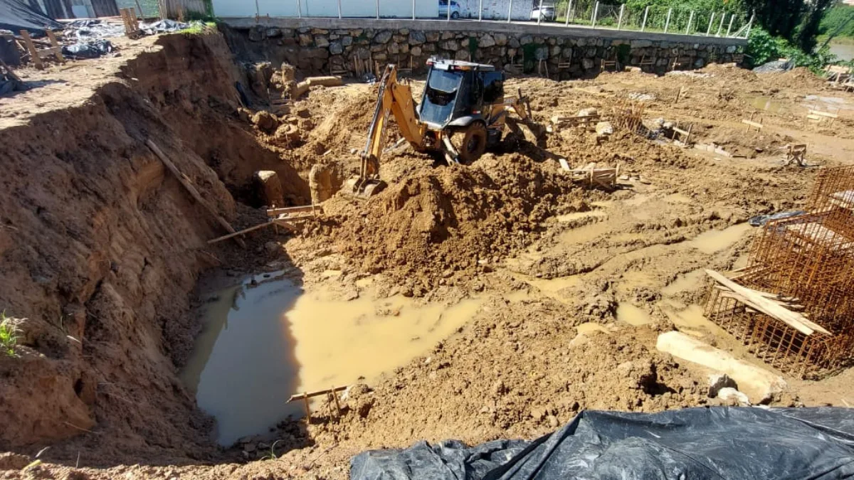 Trabalhador é resgatado após ficar parcialmente soterrado em obra em Blumenau
