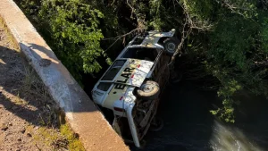 Kombi escolar que transportava mulher grávida e nove estudantes cai em rio, em SC