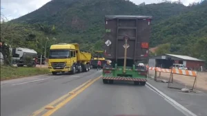 Trânsito em sistema “Pare e Siga” no km 111 da BR-470 entre Apiúna e Ibirama por causa de obras de asfaltamento na ponte