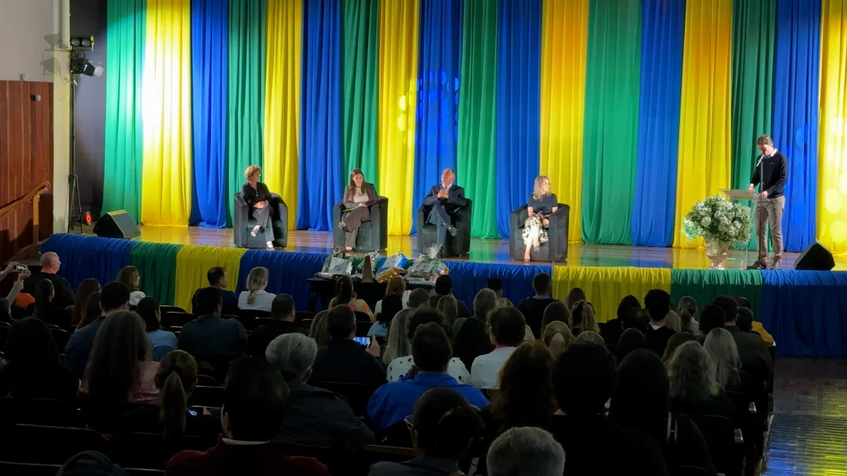 Sequência 01.00 03 14 24.quadro040