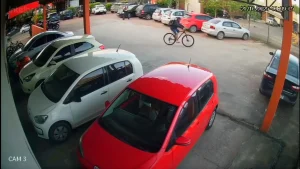 VIDEO: Homem furta bicicleta em estacionamento de academia em Rio do Sul