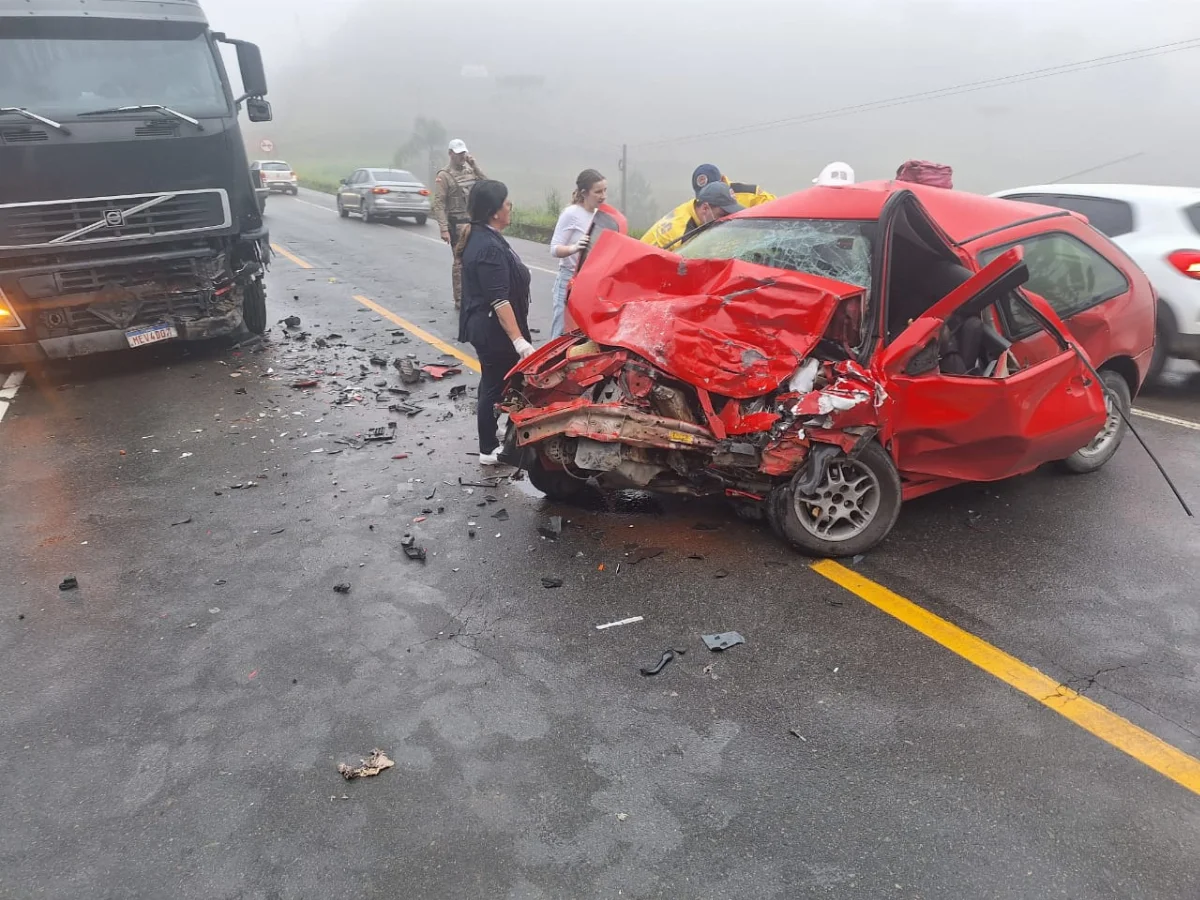 Pai morre e filho fica em estado grave após colisão frontal com caminhão na SC-481