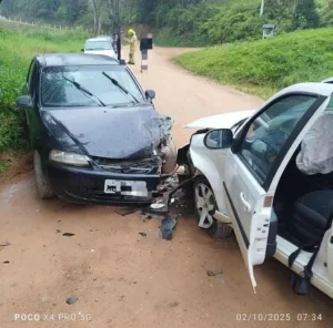 Jovem de 24 anos fica ferida em colisão entre dois carros em Ibirama