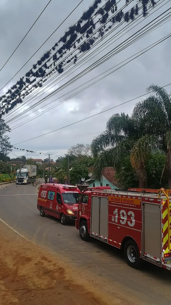 Rua Traugot Muller é interditada após queda de poste em Presidente Getúlio