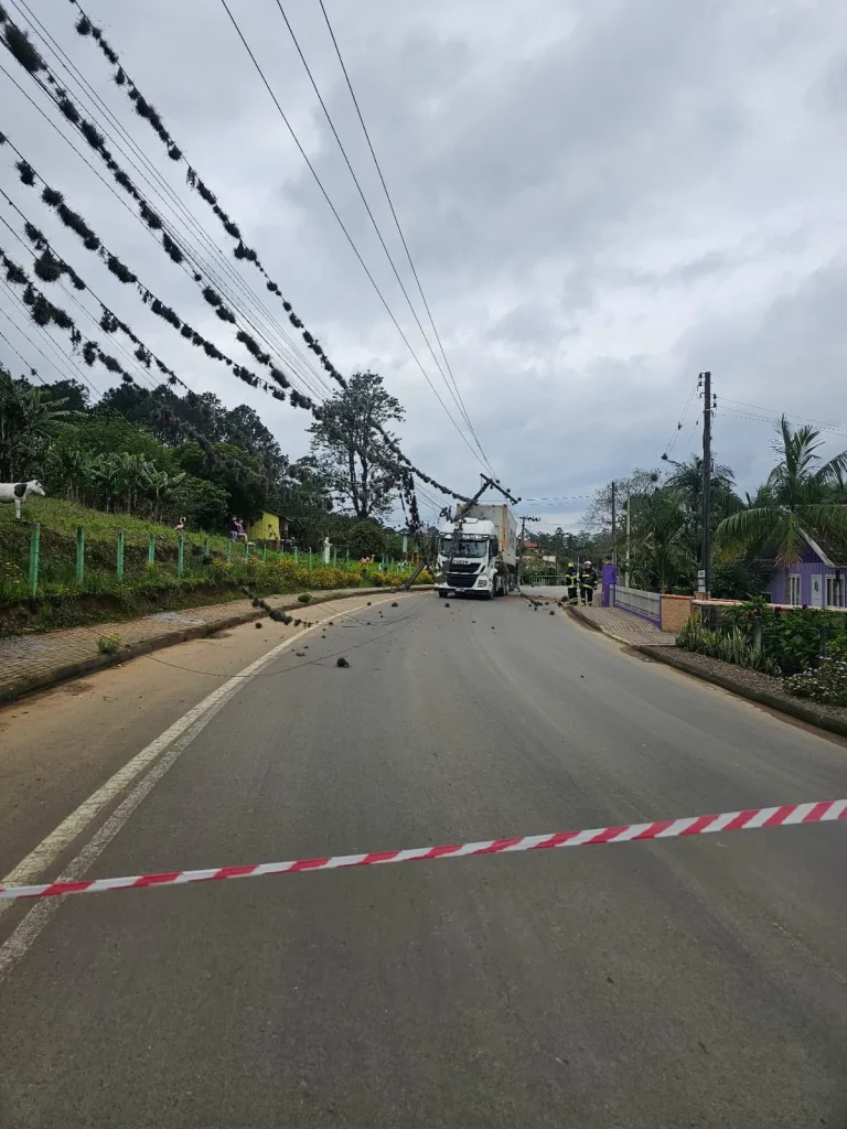 Rua Traugot Muller é interditada após queda de poste em Presidente Getúlio