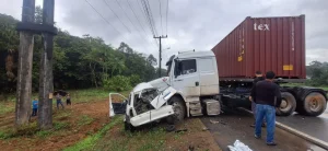 Moradora de Timbó morre em grave acidente envolvendo caminhão na SC-110