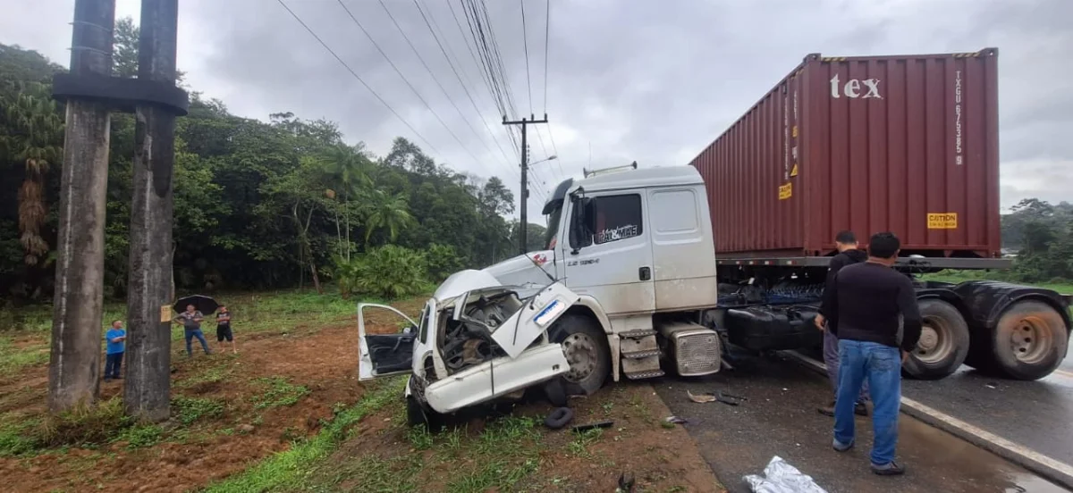 Moradora de Timbó morre em grave acidente envolvendo caminhão na SC-110