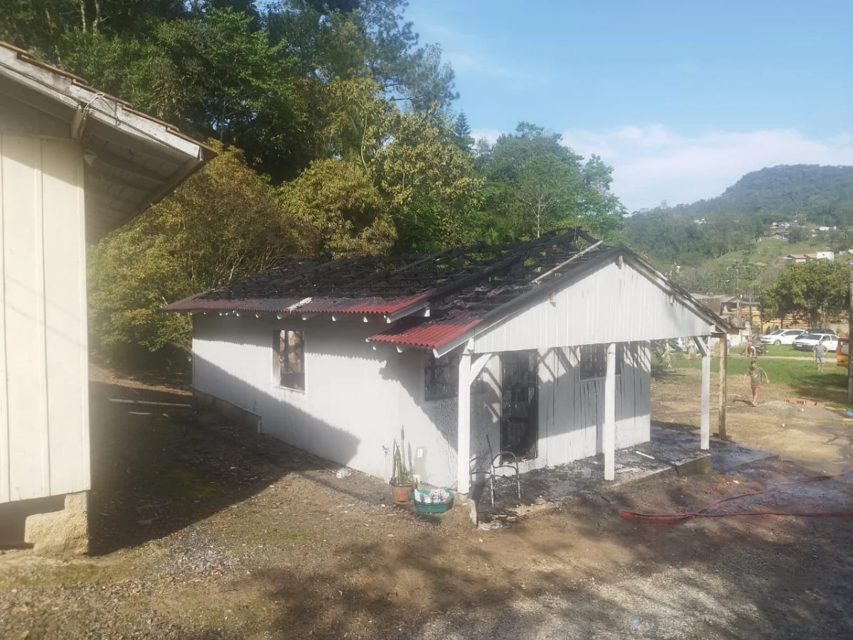 Incêndio destrói residência no bairro Sumaré, em Rio do Sul