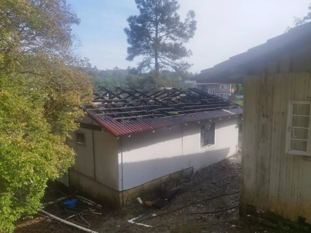 Incêndio destrói residência no bairro Sumaré, em Rio do Sul
