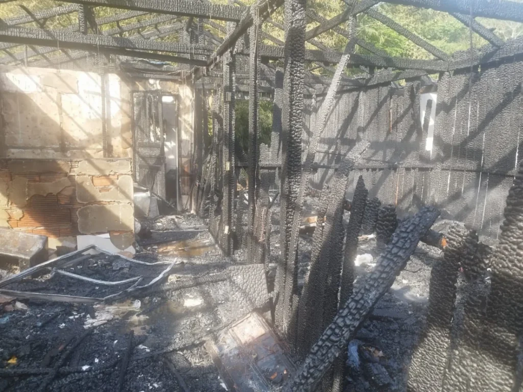 Incêndio destrói residência no bairro Sumaré, em Rio do Sul