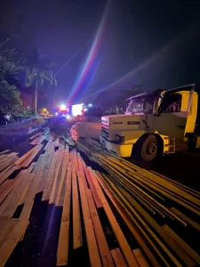 Carreta tomba na BR-470 em Apiúna durante a madrugada