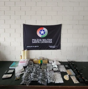Polícia Militar apreende grande quantidade de drogas e desarticula ponto de furto de energia em Blumenau