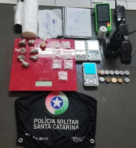 Polícia Militar apreende drogas e materiais do tráfico em ponto conhecido de Ilhota