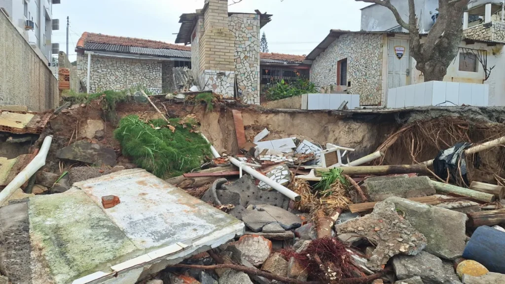 Maré alta causa destruição e derruba postes e muros nos Ingleses, em Florianópolis