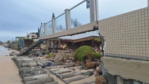 Maré alta causa destruição e derruba postes e muros nos Ingleses, em Florianópolis