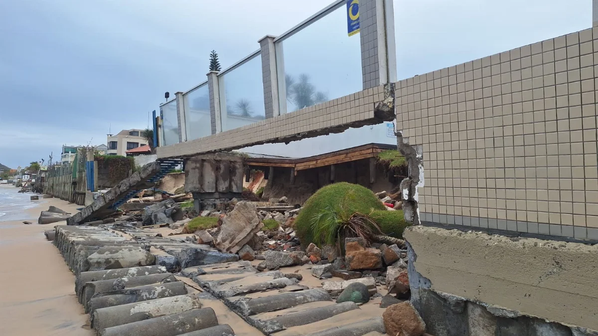 Maré alta causa destruição e derruba postes e muros nos Ingleses, em Florianópolis
