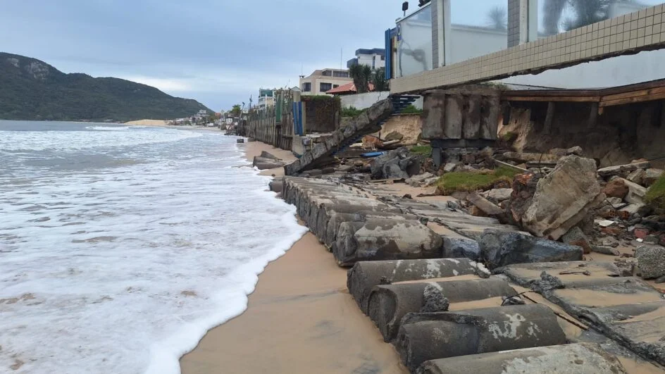 Maré alta causa destruição e derruba postes e muros nos Ingleses, em Florianópolis