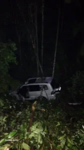 Motorista fica ferida após sair da pista e cair em ribanceira de 50 metros na BR-470, em Rodeio