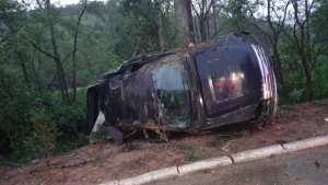 Quatro pessoas ficam feridas em colisão entre caminhonete e carro na SC-350 em Aurora