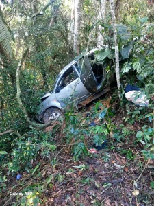 Caminhonete cai em ribanceira de 70 metros em Ascurra; uma pessoa fica ferida