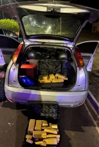 Polícia prende dois homens e apreende 35 kg de maconha na divisa entre SC e Paraná