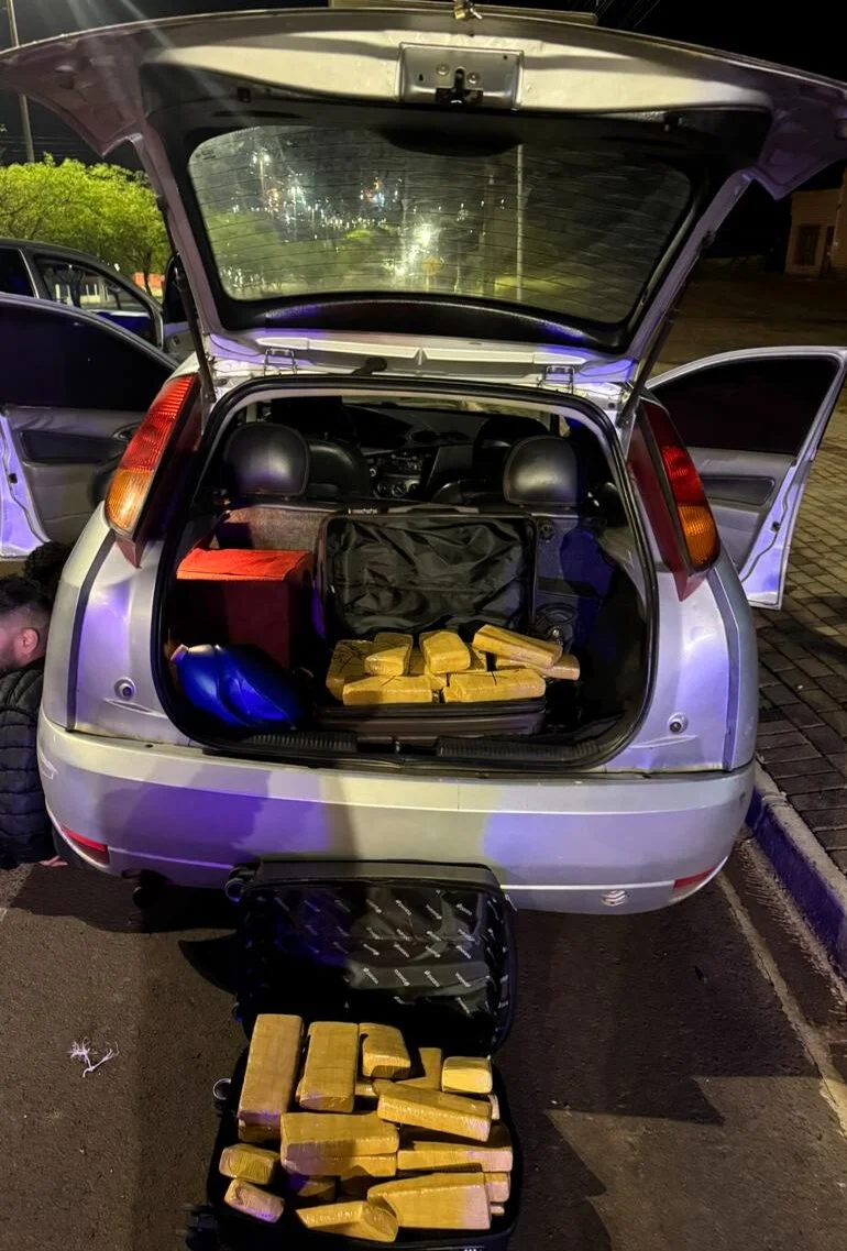 Polícia prende dois homens e apreende 35 kg de maconha na divisa entre SC e Paraná