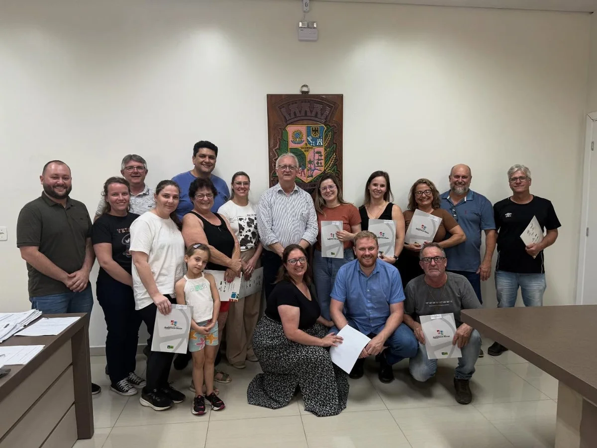 Oito famílias recebem matrículas de imóveis regularizados pelo REURB em Ibirama