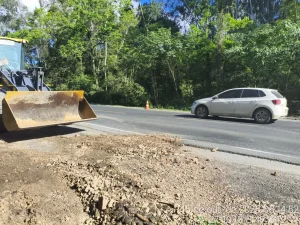 Cratera se abre na margem da BR-470 em Lontras e DNIT faz reparo provisório