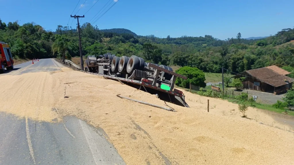 Carreta tomba na SC-350 em Taió e motorista é levado ao hospital