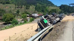 Carreta tomba na SC-350 em Taió e motorista é levado ao hospital