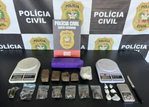Denúncias anônimas resultam na prisão de dois homens por tráfico de drogas, em Indaial