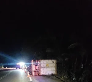 Motorista fica ferido em tombamento de carreta na BR-470 em Ibirama