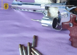 Polícia Civil de Ituporanga apreende simulacro de revólver exibido por jovem em redes sociais