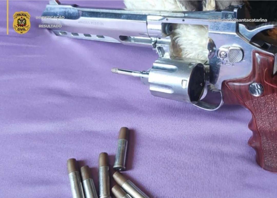 Polícia Civil de Ituporanga apreende simulacro de revólver exibido por jovem em redes sociais
