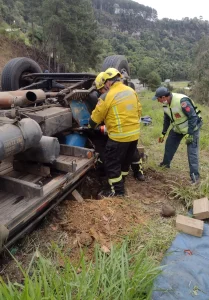 Motorista morre após caminhão carregado com madeira capotar na BR-282, em Alfredo Wagner