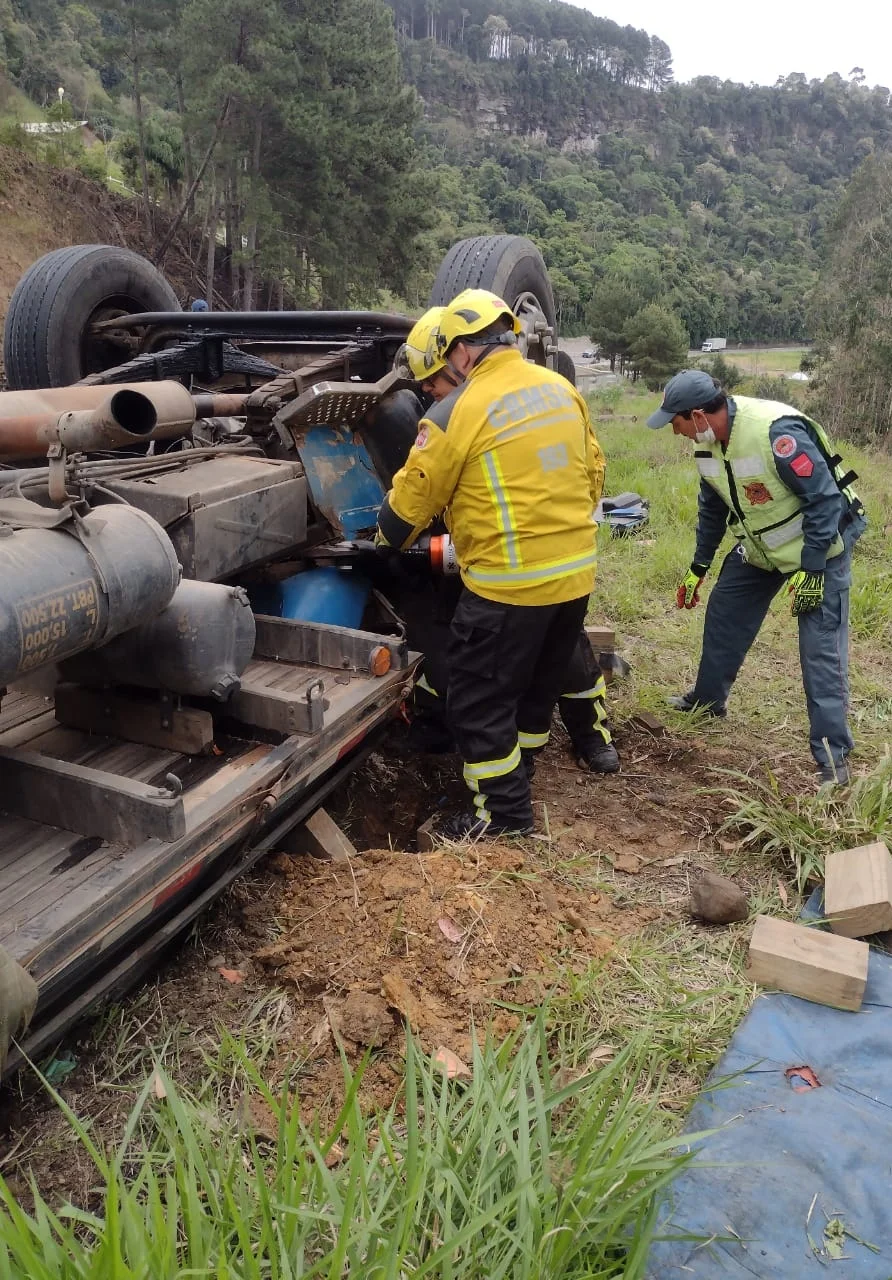 Motorista morre após caminhão carregado com madeira capotar na BR-282, em Alfredo Wagner