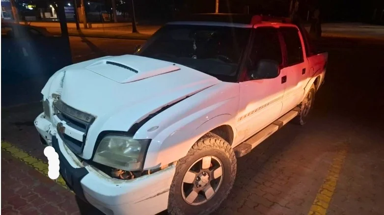 Motorista embriagado colide caminhonete contra poste e é detido em Brusque